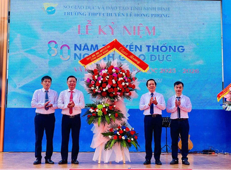 Ông Phạm Quang Ngọc (thứ hai từ phải qua) - Phó bí thư Tỉnh uỷ, Chủ tịch UBND tỉnh Ninh Bình tặng hoa chúc mừng Trường THPT Chuyên Lê Hồng Phong nhân dịp khai giảng năm học mới. Ảnh: Sở GD&ĐT Ninh Bình. ninh-binh-2.jpg