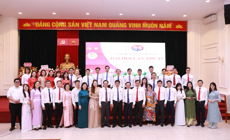 Thứ trưởng Hoàng Minh Sơn chụp ảnh lưu niệm cùng các đại biểu dự Đại hội. 8.jpg