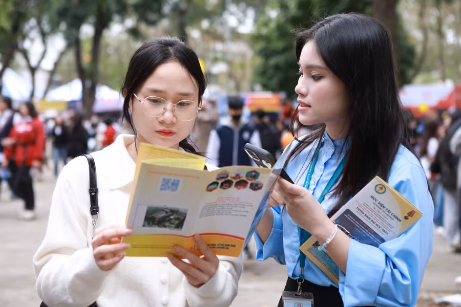 Thí sinh tìm hiểu thông tin về tuyển sinh của Học viện Tài chính năm 2025. Ảnh: Đình Tuệ.