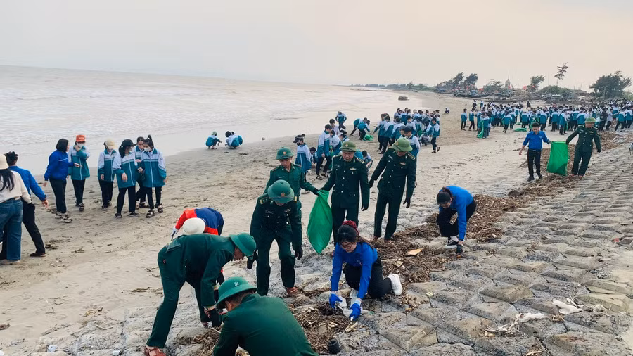 Các Đoàn viên, thanh niên xã Hải Xuân và cán bộ chiến sĩ Đồn Biên phòng Văn Lý (Hải Hậu, Nam Định) chung tay bảo vệ môi trường biển quê hương. 