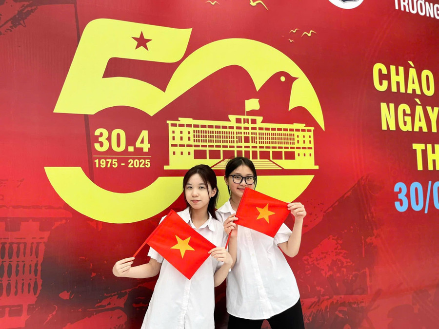 Nữ sinh Trường THCS Khương Thượng, quận Đống Đa chào mừng đại lễ 50 năm Giải phóng Miền Nam, thống nhất đất nước. 
