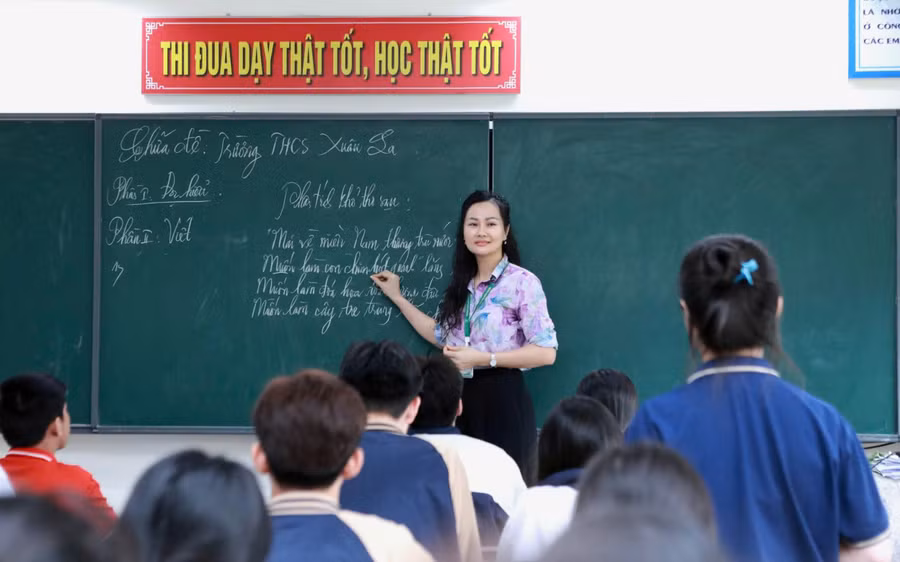 Cô trò lớp 9A4, Trường THCS Nguyễn Bỉnh Khiêm, quận Long Biên (Hà Nội) cùng chữa đề khảo sát môn Ngữ văn của trường bạn. Ảnh: Đình Tuệ.