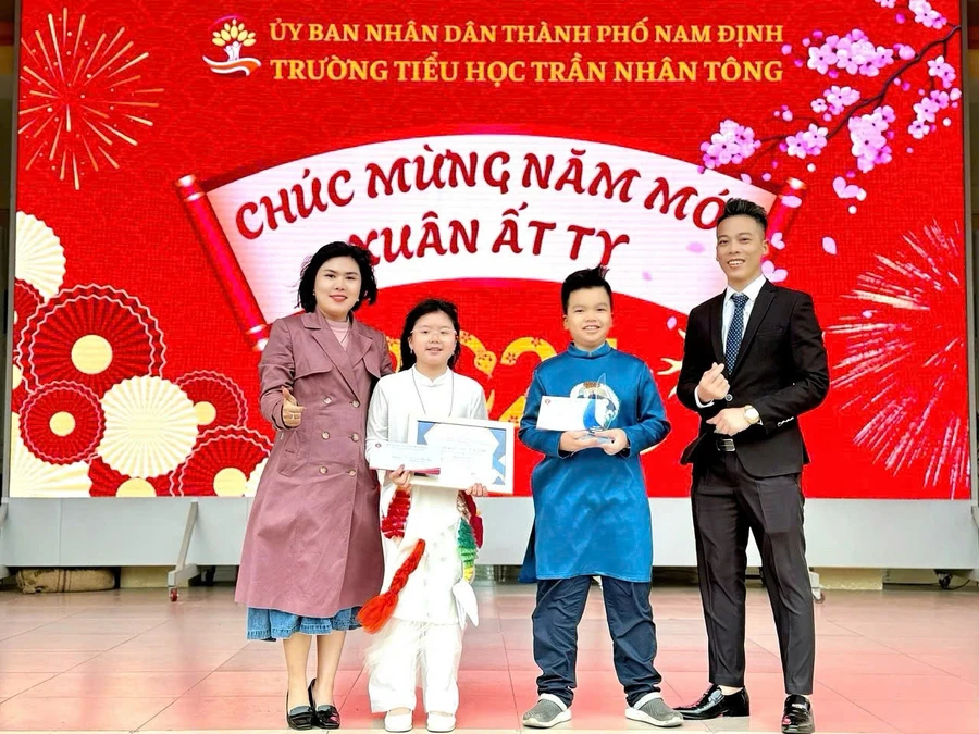 Thầy Vũ Văn Bền (bìa phải) cùng lãnh đạo nhà trường trao thưởng cho học sinh. Ảnh: NVCC.