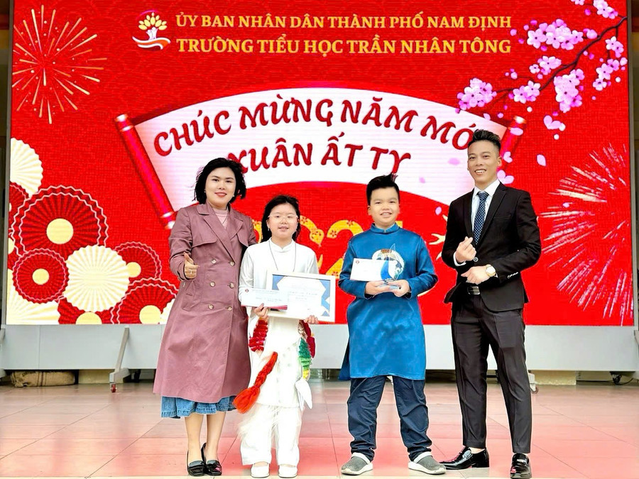 Thầy Vũ Văn Bền (bìa phải) cùng lãnh đạo nhà trường trao thưởng cho học sinh. Ảnh: NVCC.