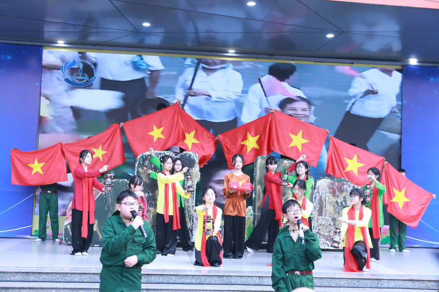 Các em học sinh cùng kể chuyện lịch sử của QĐND Việt Nam anh hùng qua hoạt cảnh sân khấu, hát múa đầy ý nghĩa.