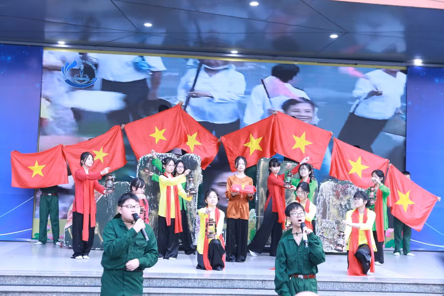 Các em học sinh cùng kể chuyện lịch sử của QĐND Việt Nam anh hùng qua hoạt cảnh sân khấu, hát múa đầy ý nghĩa.