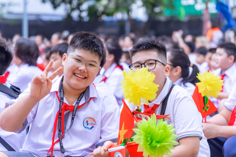Các em học sinh hân hoan tới trường nhận lớp mới, làm quen cô giáo mới và những người bạn mới. 
