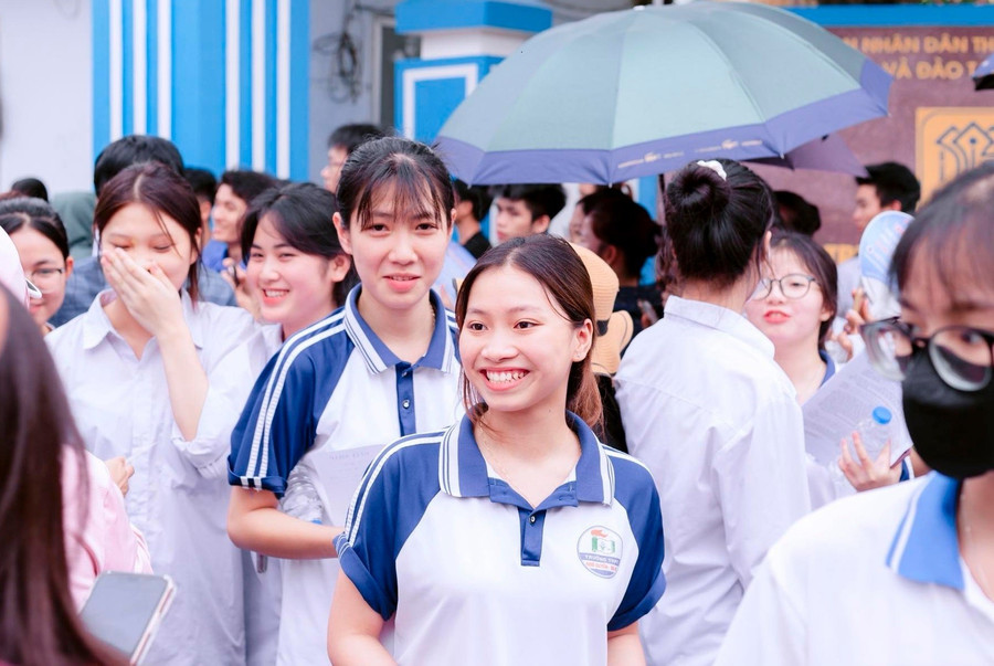 Các thí sinh rạng rỡ sau khi kết thúc Kỳ thi tuyển sinh vào lớp 10 năm 2025 tại điểm thi Trường THPT Bất Bạt (Hà Nội). Ảnh: NTCC. 