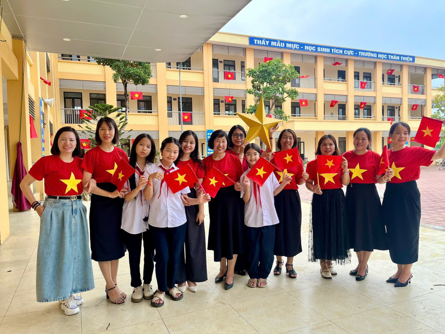 Cô trò Trường THCS Viên Sơn được học trong ngôi trường khang trang, hiện đại. kien-4.jpg