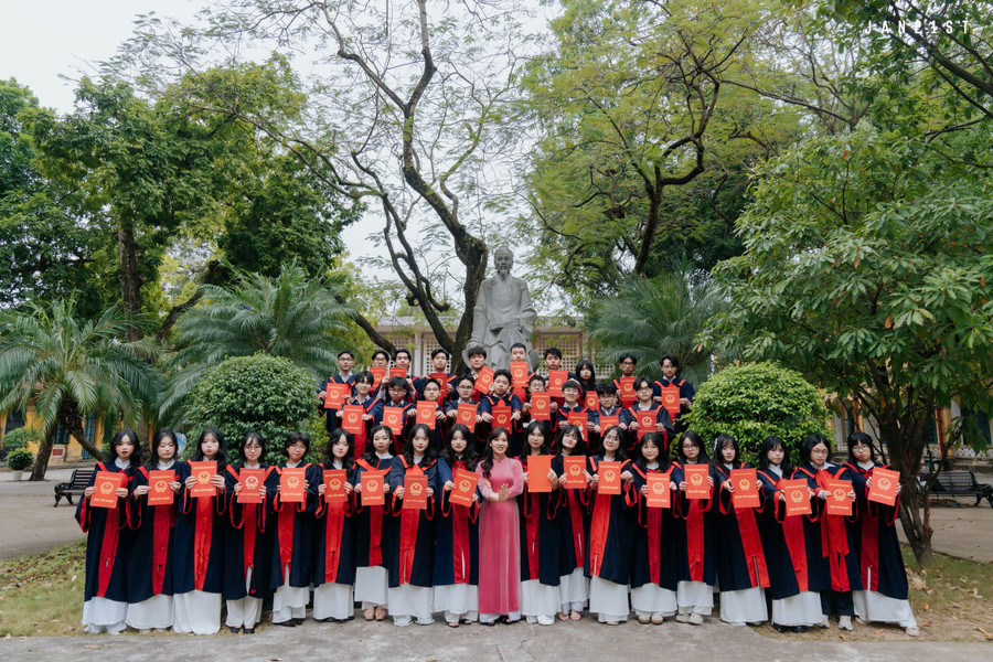 Lớp 12 Anh, Trường THPT Chuyên Chu Văn An chụp ảnh kỷ yếu tại trường. Ảnh: NTCC. thu-hoa.jpg