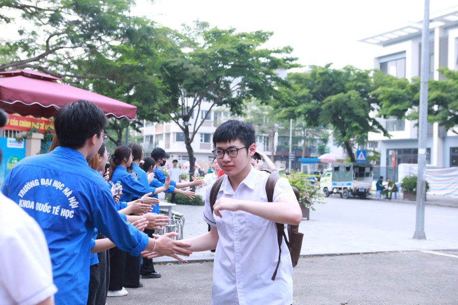 Các sĩ tử được truyền động lực và lời động viên thi tốt từ đội ngũ thanh niên tình nguyện. 5.jpg