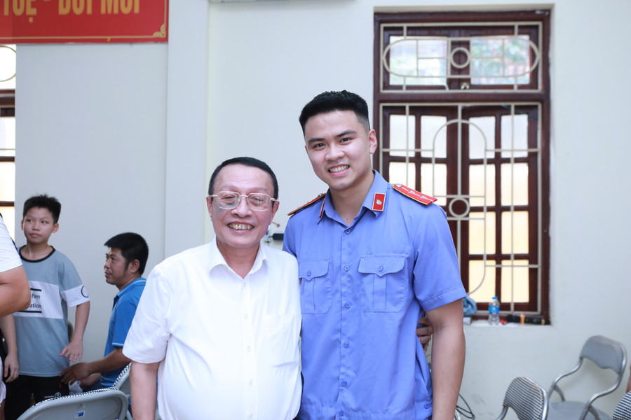 Cuộc hội ngộ đầy thân tình của cậu học sinh cũ (nay là cán bộ ngành Kiểm sát) với thầy Hiệu trưởng Lê Xuân Trung. a3.jpg
