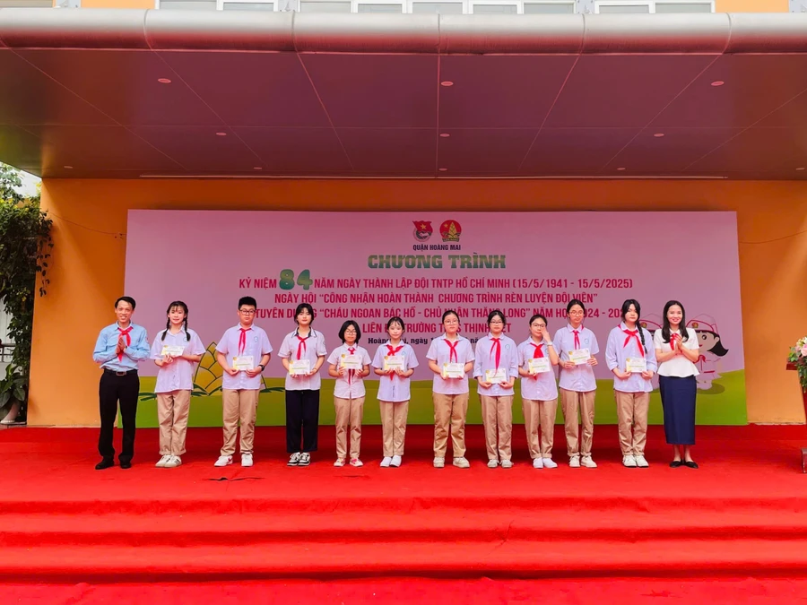 Các em Đội viên nhận Giấy chứng nhận "Cháu ngoan Bác Hồ - Chủ nhân Thăng Long". 