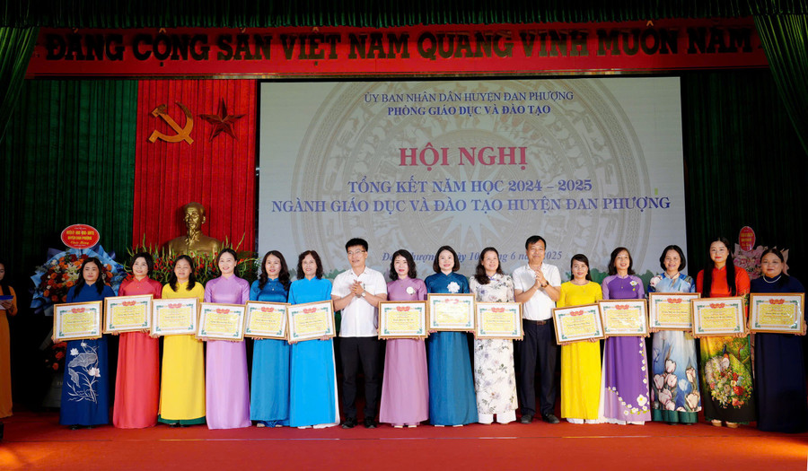 Lãnh đạo huyện Đan Phượng khen thưởng cho các tập thể/cá nhân đạt thành tích xuất sắc trong năm học vừa qua. dan-1.jpg