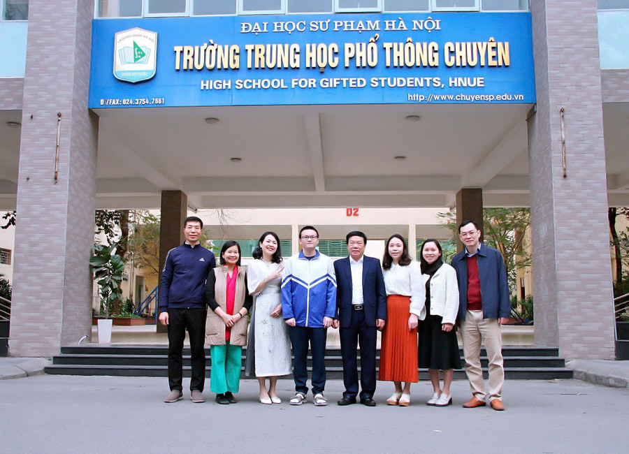 Nam sinh Hoàng Khôi (thứ 4 từ trái sang) và các thầy cô giáo tại trường. Ảnh: NTCC. hsg-3.jpg