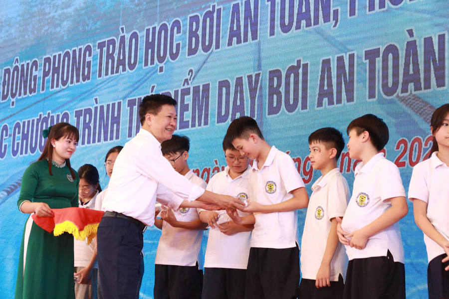 Lãnh đạo Vụ HSSV thay mặt BTC tặng trang phục bơi cho học sinh. 11.jpg