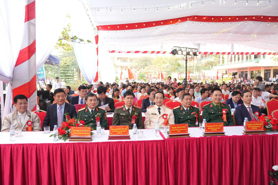 Many former students of the school who are generals in the people's armed forces attended the school festival. giao-12.jpg