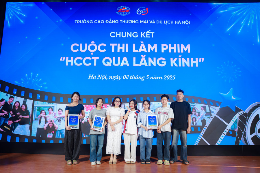 Chuyên gia tâm lý Phạm Phương (thứ 3 từ trái qua) trao giải Cống hiến cho các đội thi. cong-hien-4.jpg