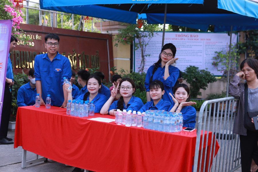 Đội ngũ Đoàn thanh niên phường Tây Mỗ sẵn sàng hỗ trợ nước uống cho thí sinh và người nhà trong suốt các ngày thi. 7.jpg