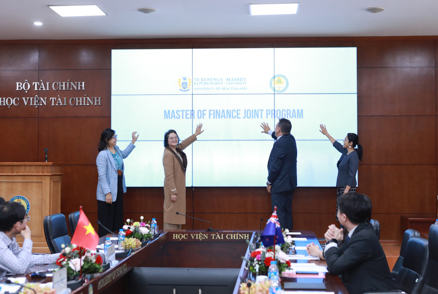 Đại diện Học viện Tài chính và Đại học Massey chính thức công bố Chương trình liên kết đào tạo Thạc sĩ Tài chính. 