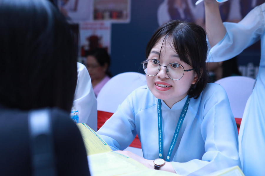 Nhiều thông tin về công tác tuyển sinh năm 2025 của Học viện Tài chính được cán bộ tư vấn trao đổi với các thí sinh, phụ huynh. Ảnh: Đình Tuệ. 4.jpg