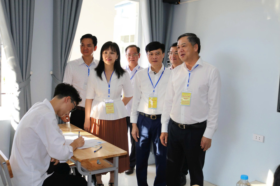 Đoàn công tác của Ban chỉ đạo thi tỉnh Nam Định động viên tinh thần cho thí sinh sáng sớm 26/6 trước giờ phát đề. thi-22.jpg
