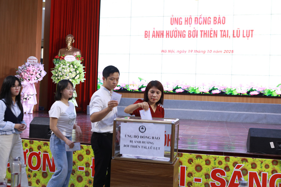 Các đại biểu tham dự buổi lễ cùng chung tay ủng hộ đồng bào bị ảnh hưởng bởi thiên tai. 3.jpg