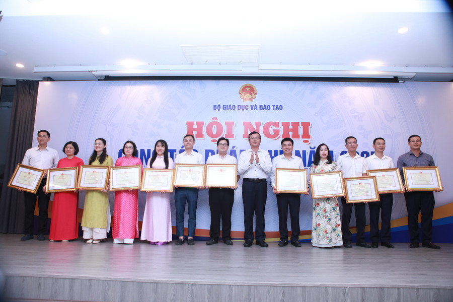 Thứ trưởng Nguyễn Văn Phúc đã trao tặng Bằng khen của Bộ trưởng Bộ GD&ĐT cho 12 cá nhân vì có thành tích xuất sắc trong công tác rà soát và tổ chức thực hiện việc xử lý những vướng mắc trong hệ thống pháp luật. 2.jpg