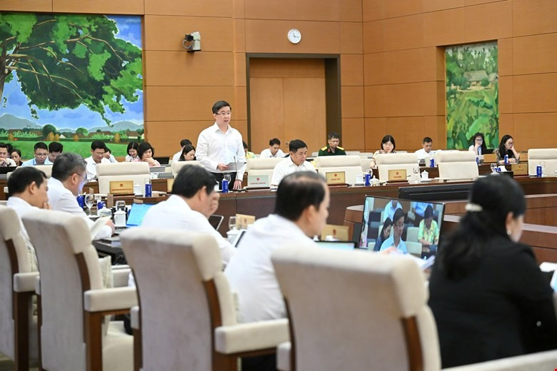 Các đại biểu cùng thảo luận tại phiên họp Ủy ban thường vụ Quốc hội khóa XV. Ảnh: Cổng TTĐT của Quốc hội. qh-5.jpg