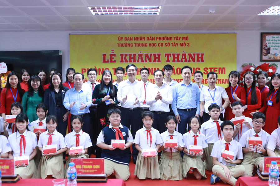 Các đại biểu chụp ảnh lưu niệm tại Trường THCS Tây Mỗ 3. Ảnh: Đình Tuệ. b8.jpg