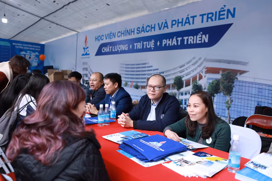 Cán bộ tư vấn tuyển sinh của trường giải đáp thắc mắc cho thí sinh và người nhà tại ngày hội tư vấn tuyển sinh 2025. 