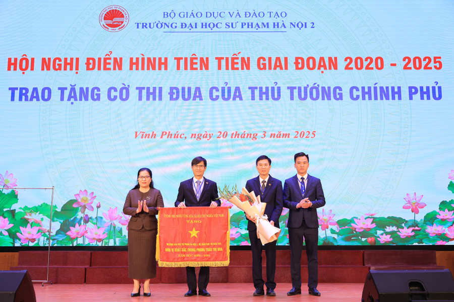 Trường Đại học Sư phạm Hà Nội 2 nhận Cờ thi đua của Chính phủ.
