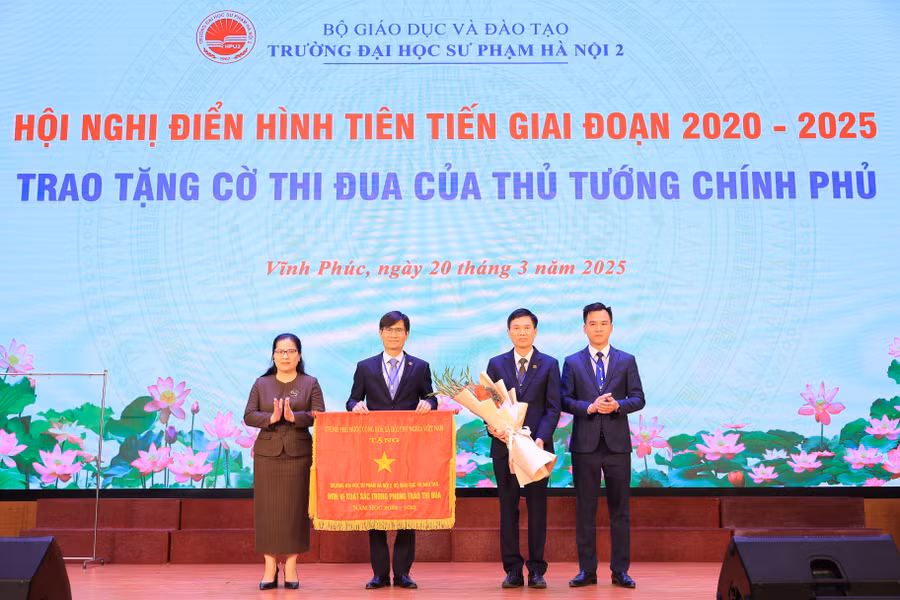 Trường Đại học Sư phạm Hà Nội 2 nhận Cờ thi đua của Chính phủ.