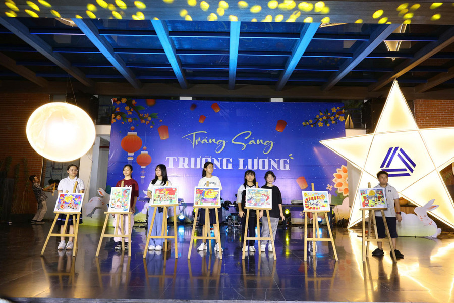 7 bức tranh do học sinh vẽ được bán đấu giá gây quỹ từ thiện. ltv-6.jpg
