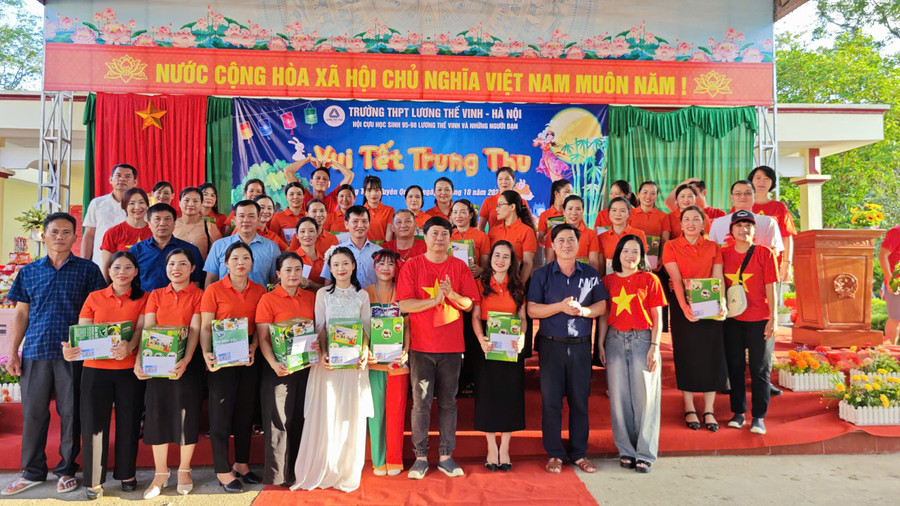 Những suất quà tuy không lớn nhưng động viên tinh thần rất lớn cho cô trò tại điểm Trường mầm non Nà Ngao nhân dịp Tết đoàn viên. tt-5.jpg