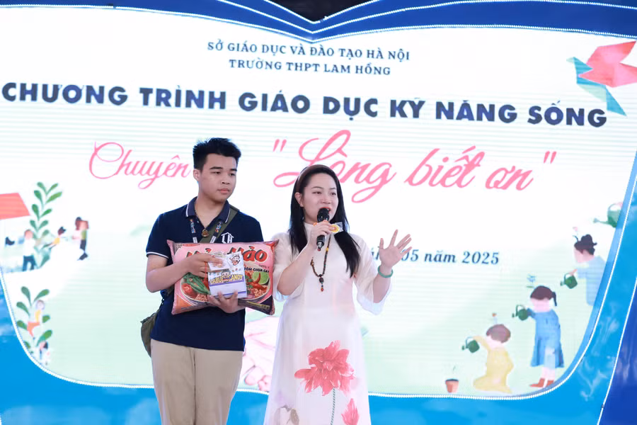 Học sinh lên giao lưu cùng diễn giả của chương trình.