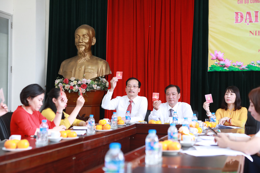 Các đảng viên biểu quyết thông qua nghị quyết Đại hội Chi bộ Công ty nhiệm kỳ 2025-2030 bằng hình thức giơ thẻ Đảng. 10.jpg