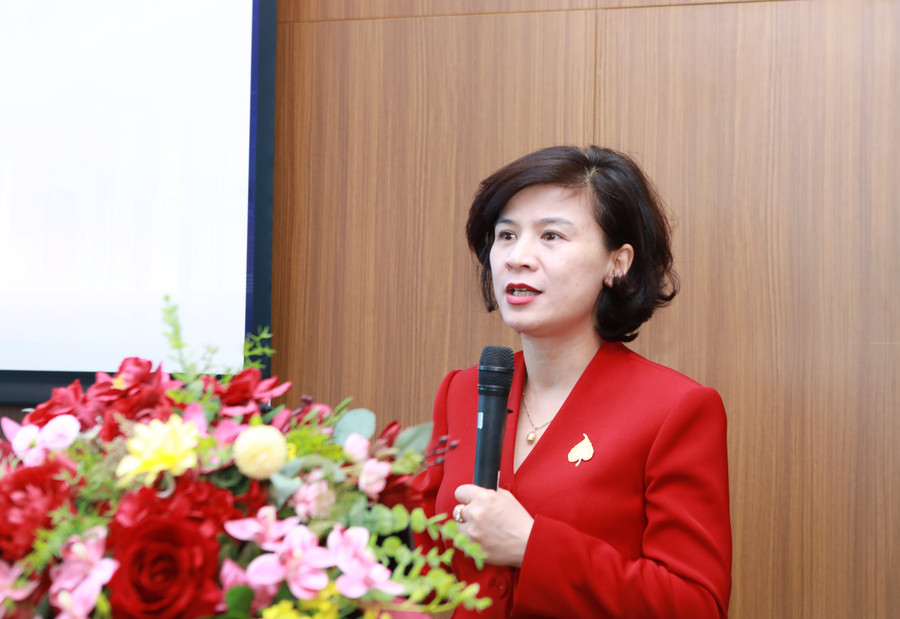 Bà Vũ Thị Tú Anh - Phó Cục trưởng Vụ Giáo dục nghề nghiệp và Giáo dục thường xuyên (Bộ GD&ĐT) phát biểu tham luận về học tập suốt đời tại hội nghị. 