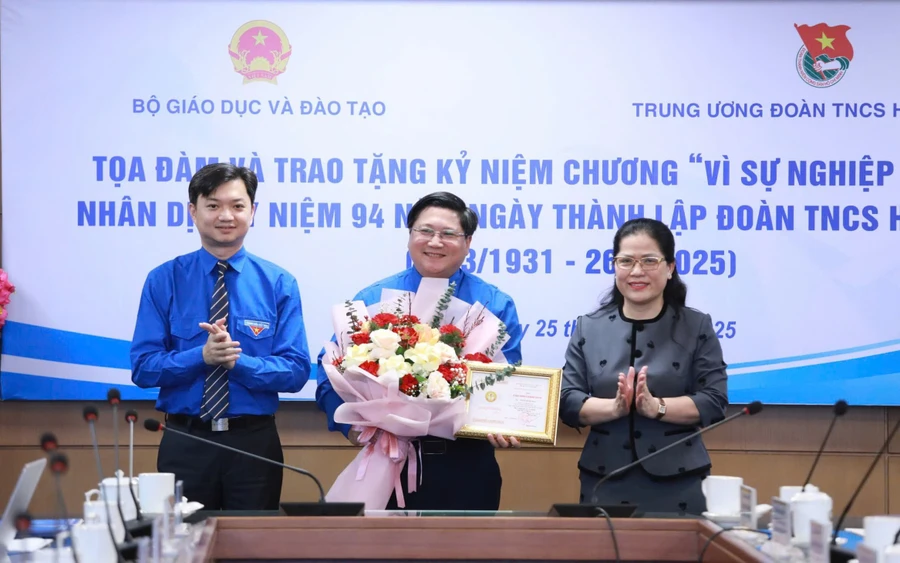 Thứ trưởng Bộ GD&ĐT Nguyễn Thị Kim Chi và anh Nguyễn Minh Triết trao tặng Kỷ niệm chương "Vì sự nghiệp Giáo dục" cho các cán bộ tiêu biểu của Trung ương Đoàn. 