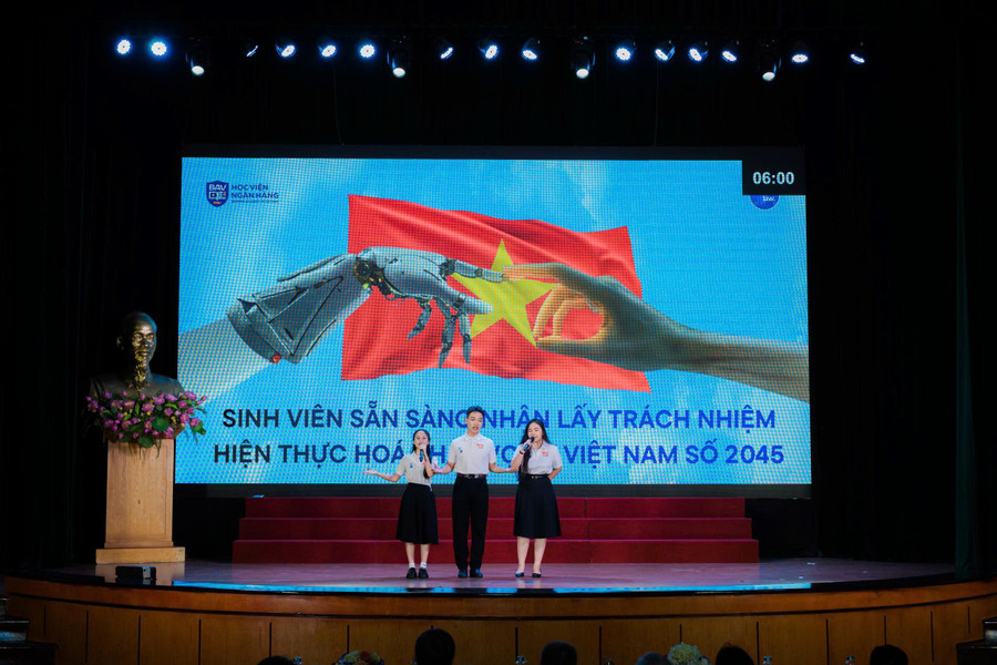 Sinh viên Học viện Ngân hàng thuyết trình các chủ đề liên quan đến Nghị quyết 57-NQ/TW. 