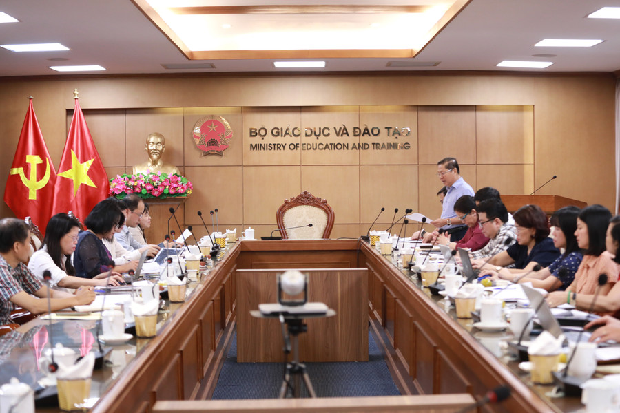 Đại diện Bộ GD&ĐT cùng Ủy ban Văn hóa và Xã hội thẳng thắn trao đổi những vấn đề mà ĐBQH quan tâm. 4h4a0293.jpg