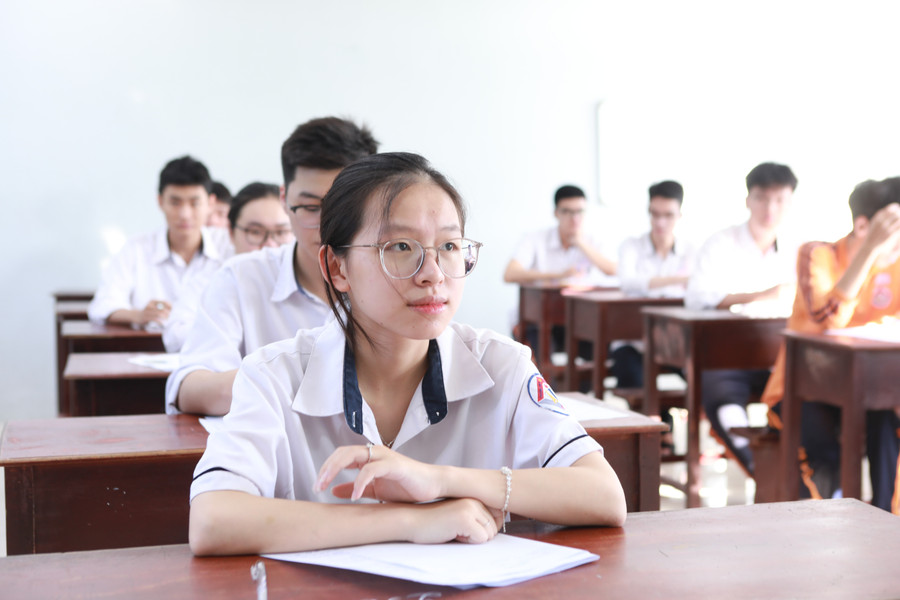 Thí sinh thi tại điểm thi Trường THPT Trần Hưng Đạo (TP Nam Định) trước giờ phát đề thi. 333.jpg
