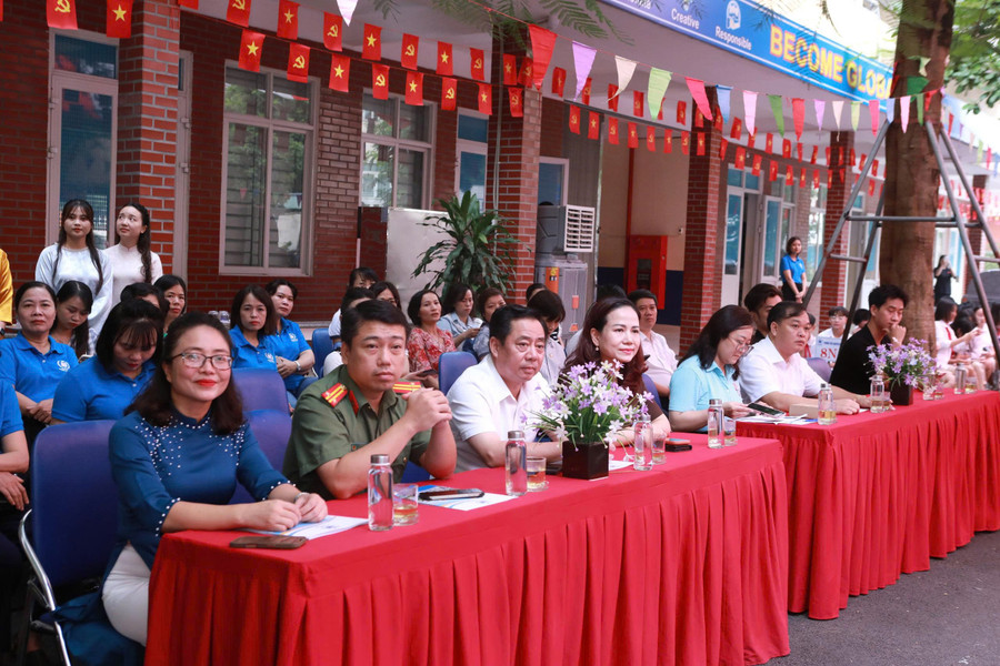 Tham dự buổi lễ có đại diện Sở GD&ĐT Hà Nội, cán bộ Cục A05 (Bộ Công an), lãnh đạo phường Đại Mỗ và nhiều khách mời. mang-10.jpg