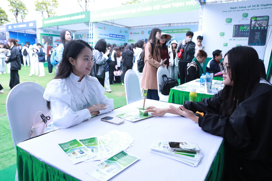 Sinh viên Học viện Tài chính tham gia Ngày hội tuyển dụng để tìm kiếm cơ hội việc làm và thực tập tại doanh nghiệp.