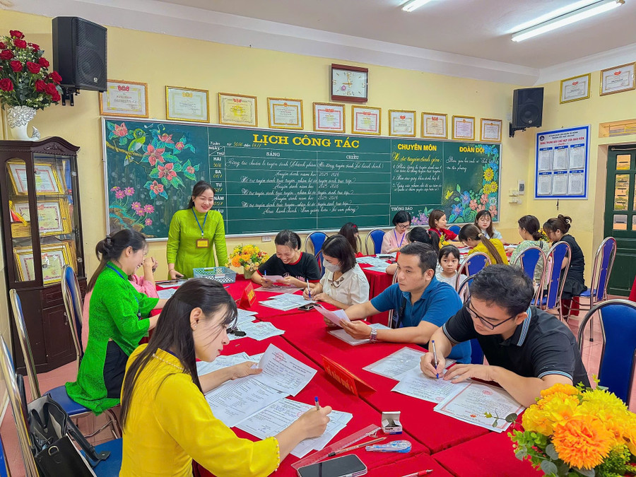 Công tác tiếp đón để hỗ trợ đăng ký tuyển sinh và nộp luôn hồ sơ khi đủ điều kiện được Trường Tiểu học Văn Khê tiến hành linh hoạt nhằm tạo thuận lợi tối đa cho phụ huynh. ts-3.jpg