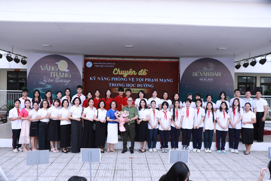 Tập thể CBGV, học sinh Trường THCS Bế Văn Đàn chụp ảnh lưu niệm cùng diễn giả Đào Trung Hiếu cuối buổi chuyên đề. 13.jpg