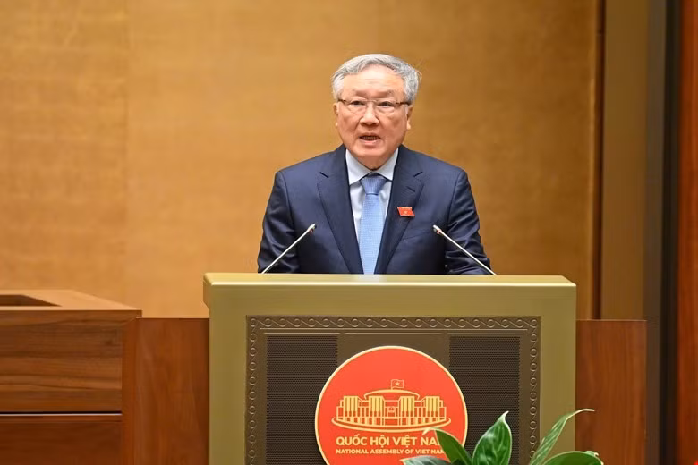 Phó Thủ tướng Thường trực Nguyễn Hòa Bình trao đổi tại hội trường Quốc hội sáng 20/6. (Ảnh: Cổng TTĐT Quốc hội)