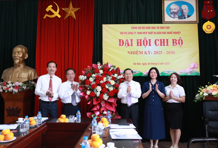 Thứ trưởng Bộ GD&ĐT Lê Tấn Dũng (thứ 3 từ phải sang) tặng hoa chúc mừng Đại hội. 
