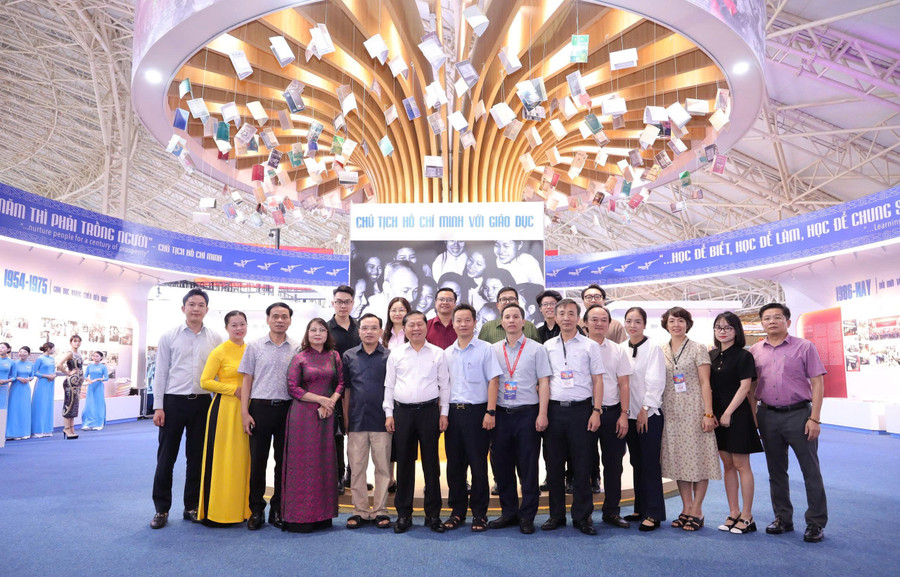 Thứ trưởng Lê Tấn Dũng và đoàn công tác chụp ảnh lưu niệm tại gian trưng bày của Bộ GD&ĐT chiều 26/8. Ảnh: Trần Hiệp. lam-2.jpg