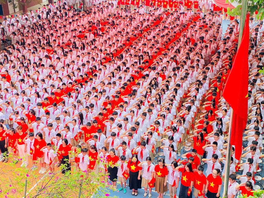 Giờ Sinh hoạt dưới cờ sáng 25/8 vô cùng ý nghĩa và ấn tượng tại Trường THCS Nguyễn Du - phường Đại Mỗ, Hà Nội. 